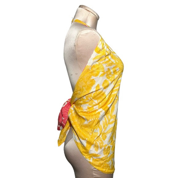 Farm Rio halter top in size Medium. Ties in back. EUC - Picture 11 of 15